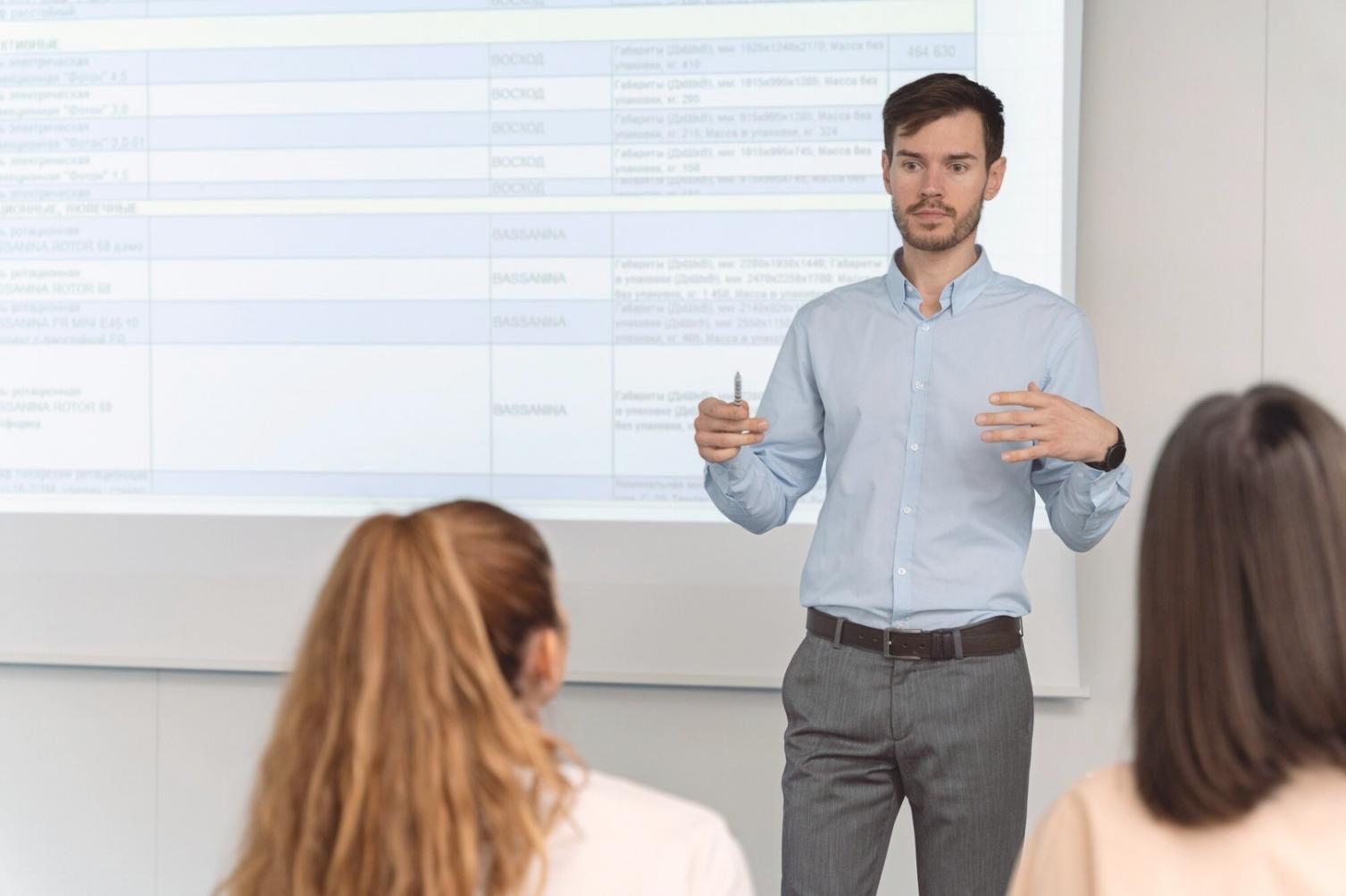 Teilnehmende bei der praktischen Finanzanalyse am Computer