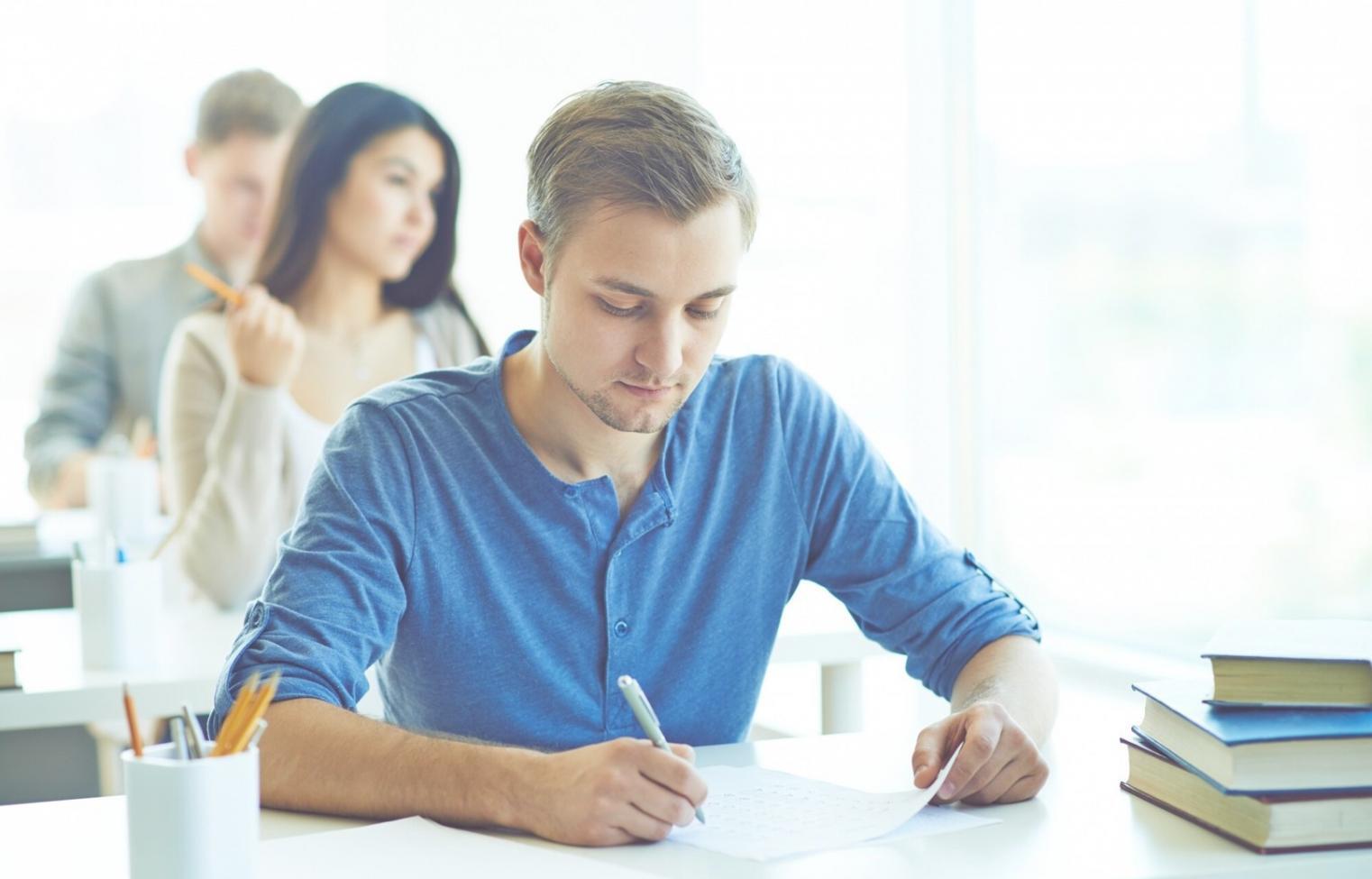 Kollaboratives Lernen in kleinen Gruppen während einer Finanzanalyse-Session