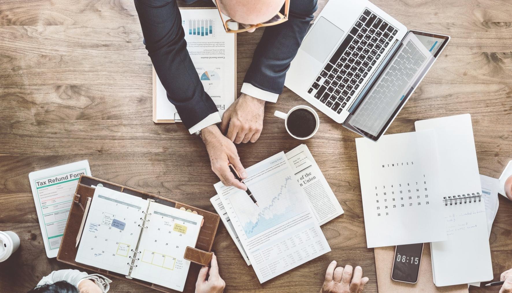 Moderne Büroumgebung für Finanzberatung und Liquiditätsanalyse